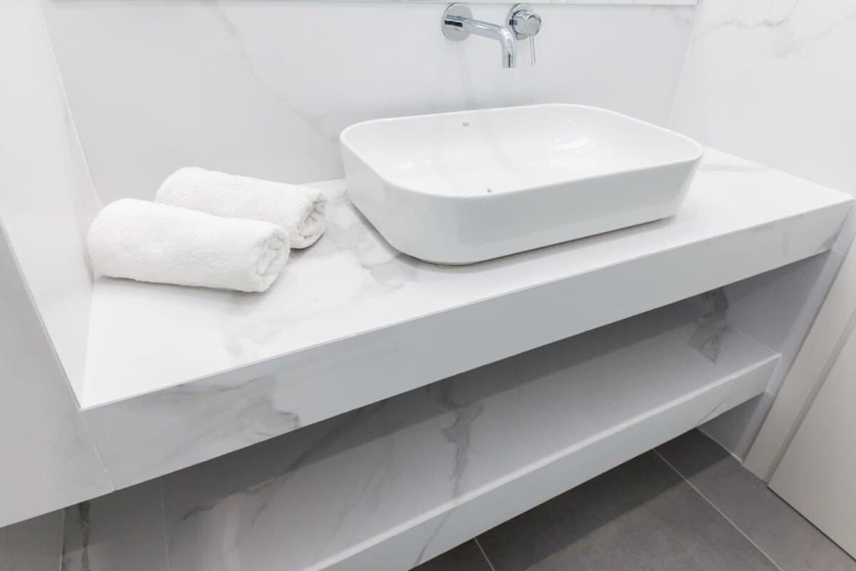 Stylish New Paradise For 2 In Marousi Athen